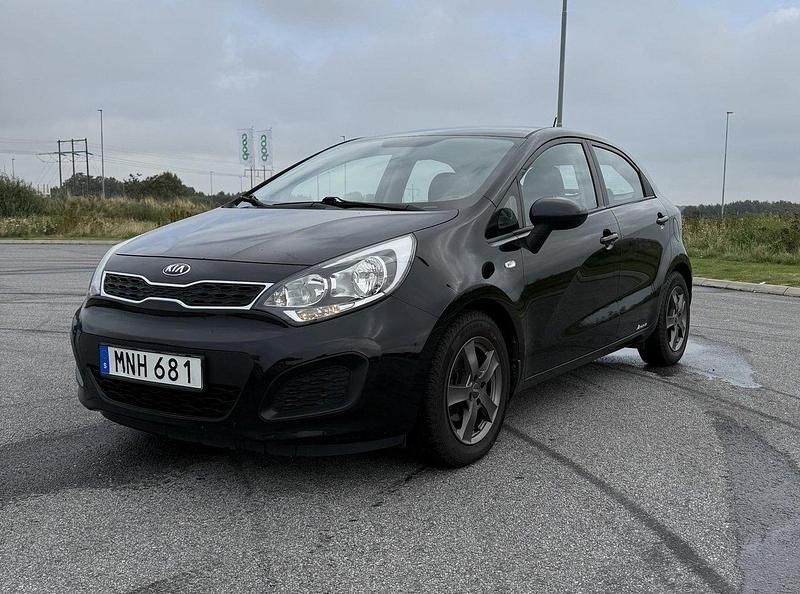 Svart Begagnad 2014 Kia Rio Halvkombi | 74 900 kr (Marknadspris) - Bild 1/4