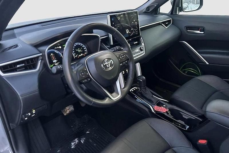 Begagnad Toyota Corolla Cross Executive 200 HK (147 kW) 2024 Grå SUV