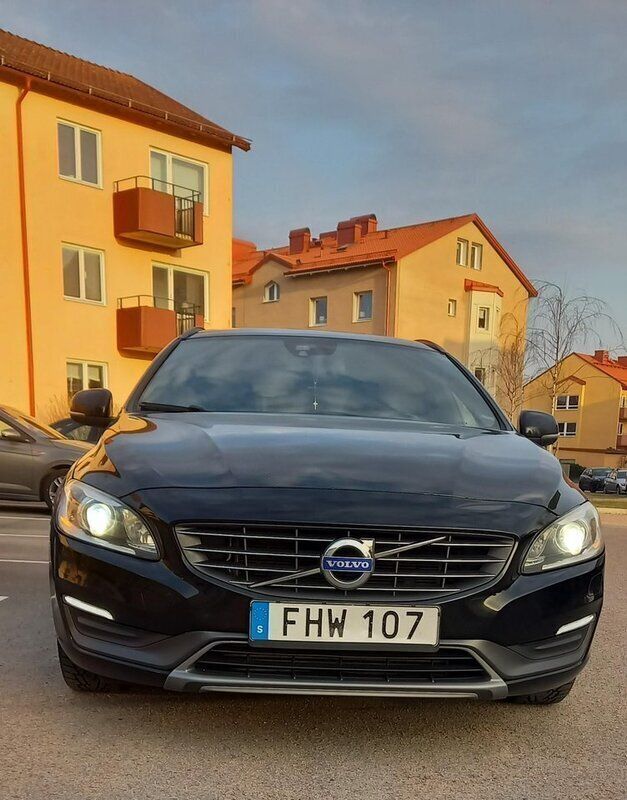 Svart Begagnad 2014 Volvo V60 Momentum Kombi | 123 000 kr (Marknadspris) - Bild 1/4