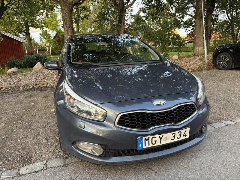 Blå Begagnad 2013 Kia Ceed Comfort Halvkombi | 65 000 kr (Marknadspris) - Bild 1/4
