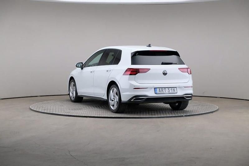 Begagnad VW Golf VIII GTE 204 HK (150 kW) 2020 Pure white (solid) Halvkombi