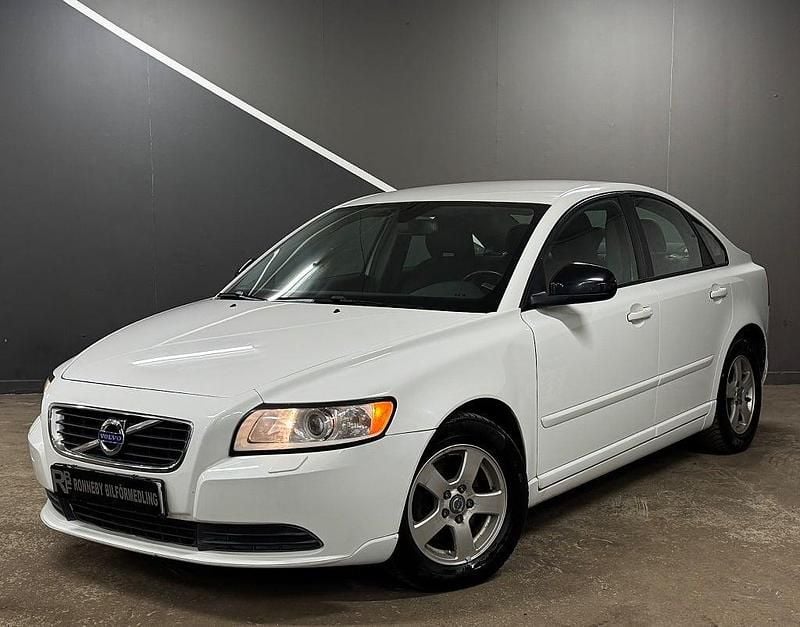 Vit Begagnad 2011 Volvo S40 Kinetic Sedan | 69 900 kr (Lite dyr) - Bild 1/4