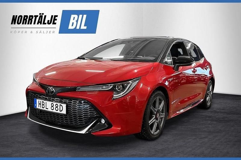 Röd Begagnad 2021 Toyota Corolla Hybrid Sport Halvkombi | 214 900 kr (Lite dyr) - Bild 1/3