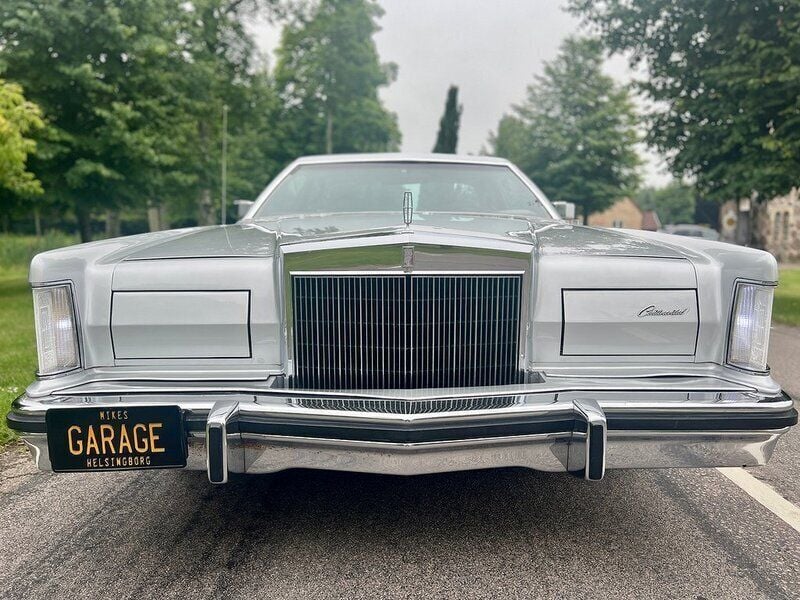 Begagnad Lincoln Continental 209 HK (153 kW) 1978 Moondust silver Sportkupé