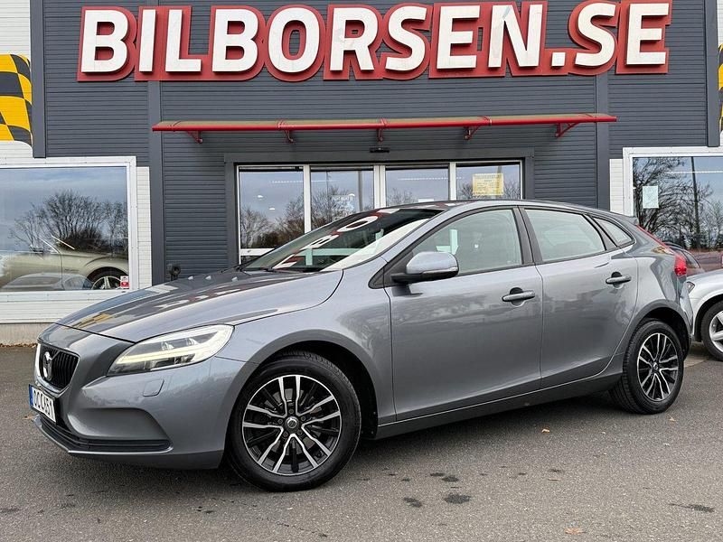 Grå Begagnad 2016 Volvo V40 Momentum Halvkombi | 149 000 kr (Lite dyr) - Bild 1/4