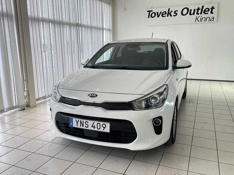 Vit Begagnad 2018 Kia Rio Advance Halvkombi | 109 900 kr (Marknadspris) - Bild 1/4