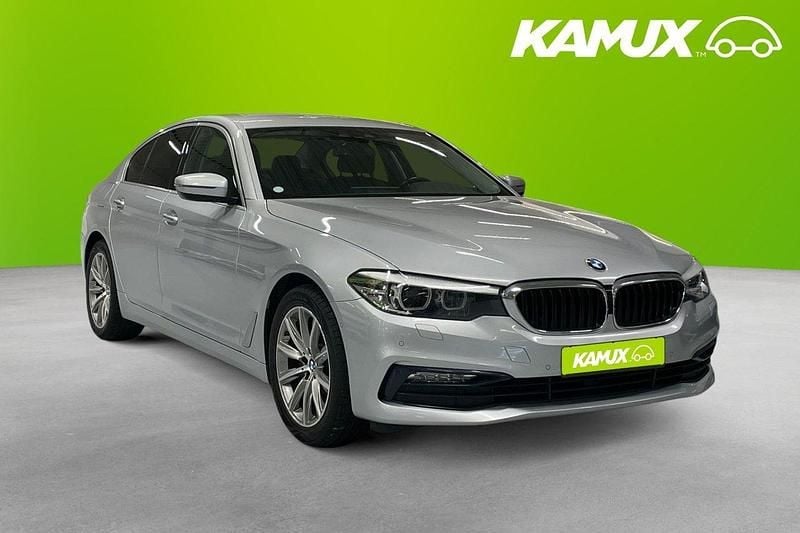 Silver/grå Begagnad 2018 BMW 520 Sport Line Sedan | 239 800 kr (Bra pris) - Bild 1/4