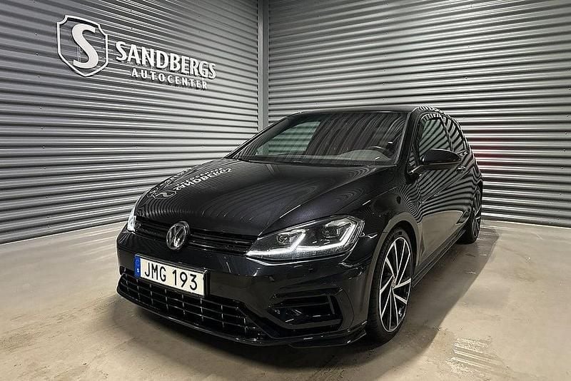 Svart Begagnad 2017 VW Golf VII R Halvkombi | 279 500 kr (Dyr) - Bild 1/4