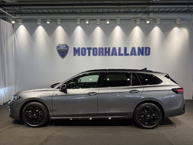 Grå Ny 2025 VW Passat R-line Kombi | 573 300 kr (Lite dyr) - Bild 1/4