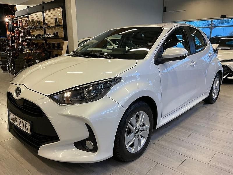 Vit Begagnad 2023 Mazda 2 Halvkombi | 198 000 kr (Marknadspris) - Bild 1/4