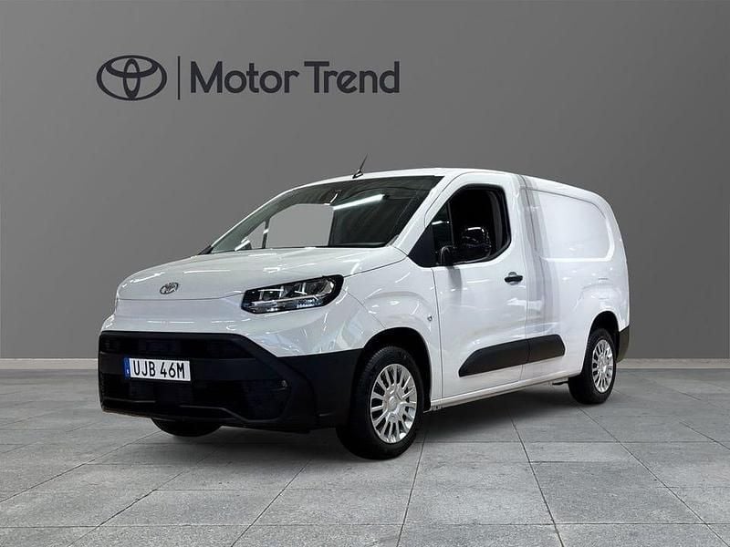 Vit Begagnad 2024 Toyota Proace City City Minibuss | 339 900 kr (Lite dyr) - Bild 1/4