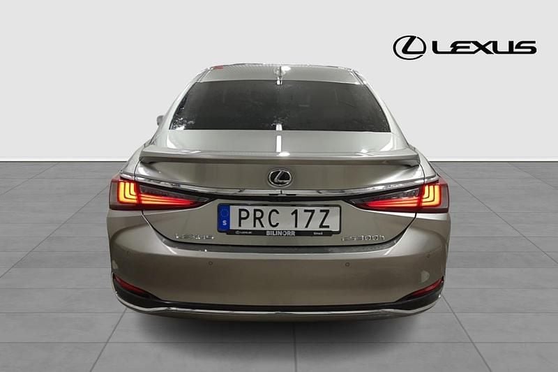 Begagnad Lexus ES300H Executive Line 220 HK (161 kW) 2023 Ljusgrå Sedan