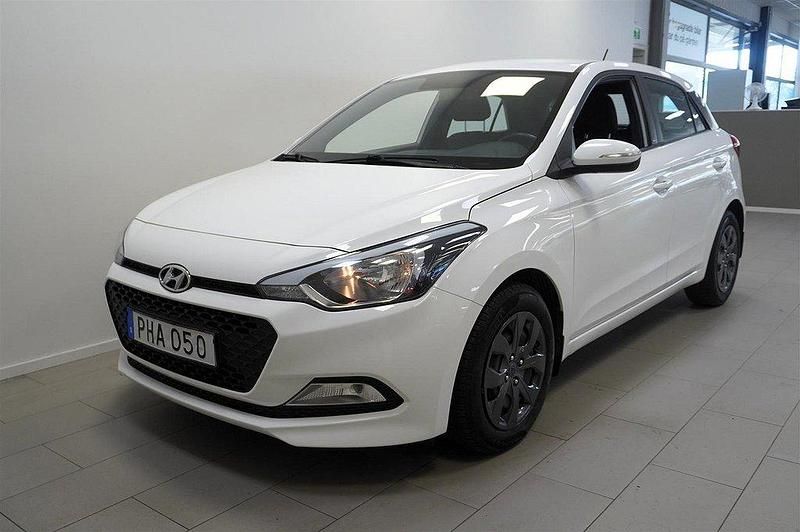Vit (polar white) Begagnad 2017 Hyundai i20 Comfort Halvkombi | 109 900 kr (Marknadspris) - Bild 1/4
