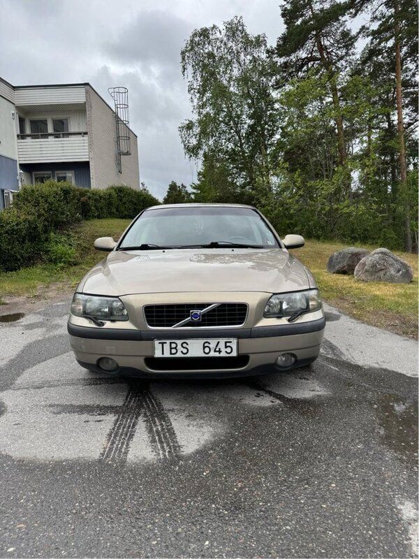 Brun Begagnad 2002 Volvo S60 Sedan | 19 000 kr (Superpris) - Bild 1/4
