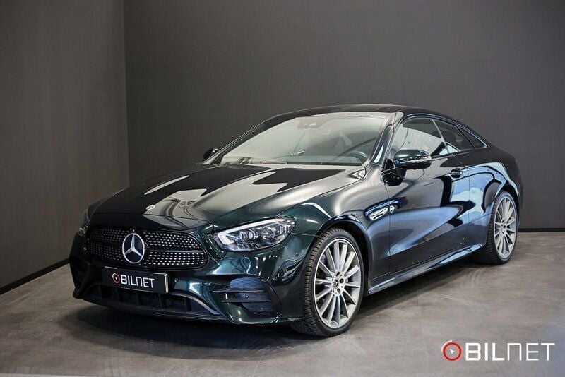 Grön Begagnad 2022 Mercedes E400 AMG Sportkupé | 589 900 kr (Marknadspris) - Bild 1/4