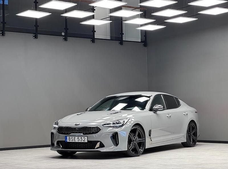 Grå Begagnad 2017 Kia Stinger GT-Line Halvkombi | 299 900 kr (Marknadspris) - Bild 1/3
