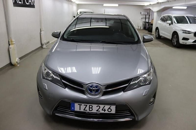 Begagnad Toyota Auris Hybrid Executive 136 HK (100 kW) 2014 Grå Halvkombi