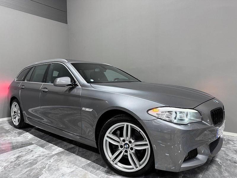 Grå Begagnad 2011 BMW 530 M Sport Kombi | 139 900 kr (Marknadspris) - Bild 1/4