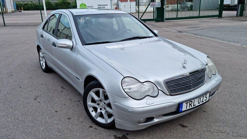 Grå Begagnad 2003 Mercedes C180 Sedan | 29 000 kr (Marknadspris) - Bild 1/4
