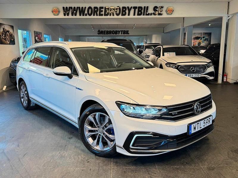 Vit Begagnad 2020 VW Passat GTE Kombi | 219 900 kr (Marknadspris) - Bild 1/4