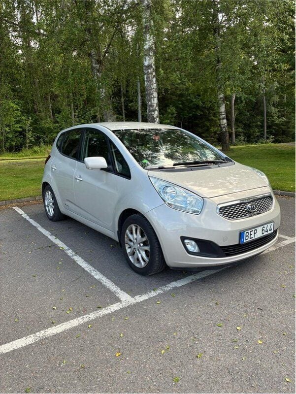Silver Begagnad 2011 Kia Venga Halvkombi | 43 500 kr (Marknadspris) - Bild 1/4