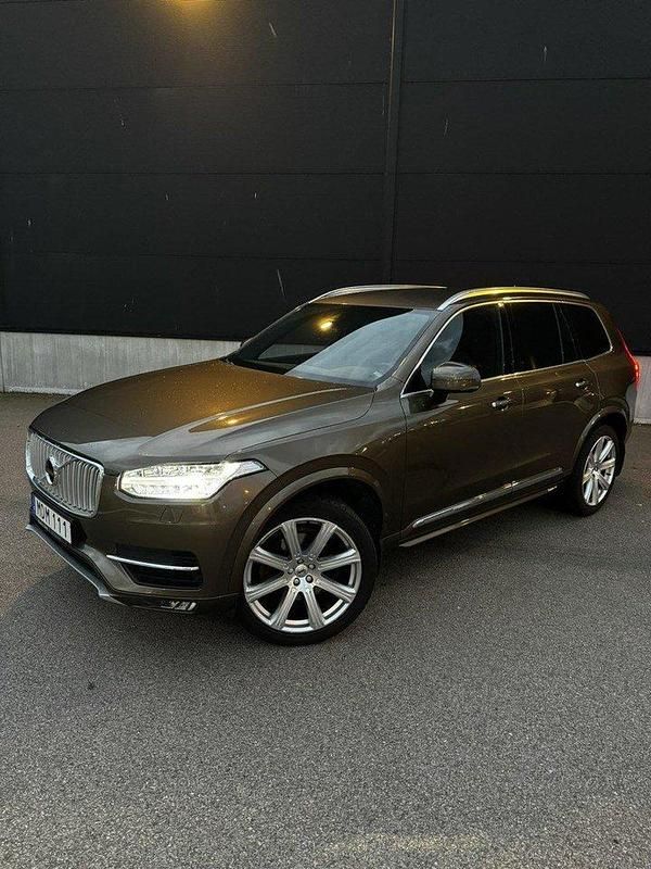 Brun Begagnad 2016 Volvo XC90 Inscription SUV | 295 000 kr (Marknadspris) - Bild 1/4