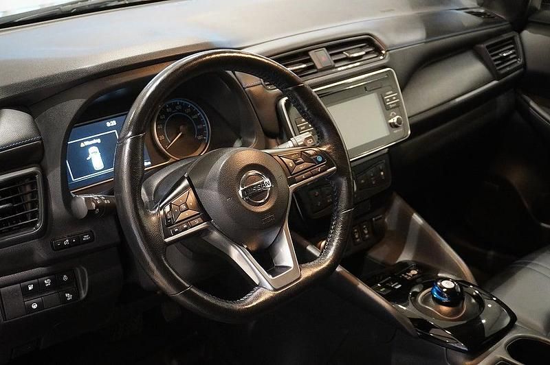 Begagnad Nissan Leaf Tekna 110 kW (150 HK) 2018 Grön Halvkombi