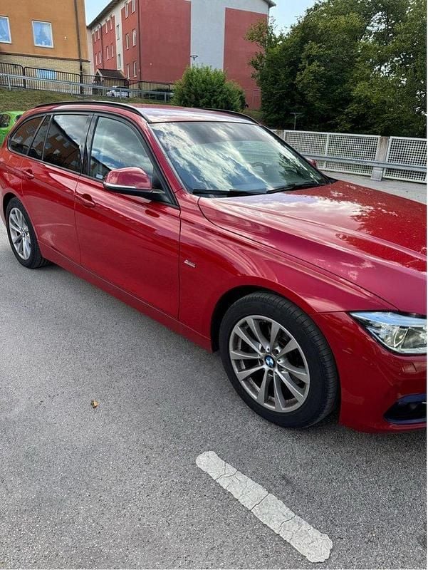 Röd Begagnad 2017 BMW 320 Sport Line Kombi | 170 000 kr (Bra pris) - Bild 1/4