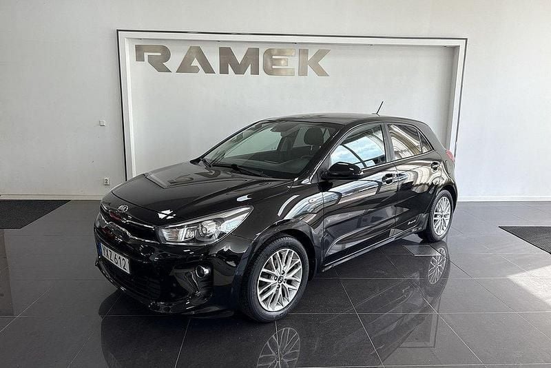 Svart Begagnad 2017 Kia Rio Halvkombi | 109 000 kr (Marknadspris) - Bild 1/4