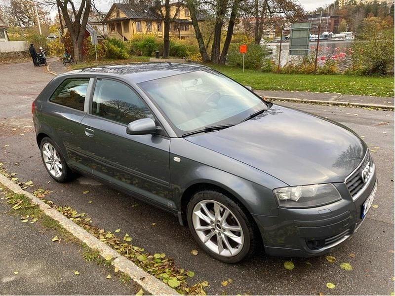 Grå Begagnad 2005 Audi A3 Attraction Halvkombi | 32 000 kr (Marknadspris) - Bild 1/4