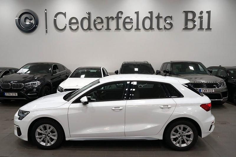 Vit Begagnad 2020 Audi A3 Sportback Comfort Halvkombi | 198 900 kr (Marknadspris) - Bild 1/4