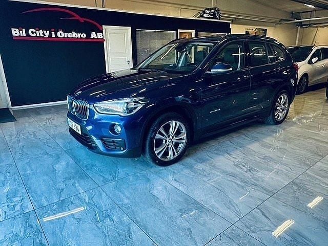 Blå Begagnad 2016 BMW X1 Sport Line SUV | 174 900 kr (Bra pris) - Bild 1/4