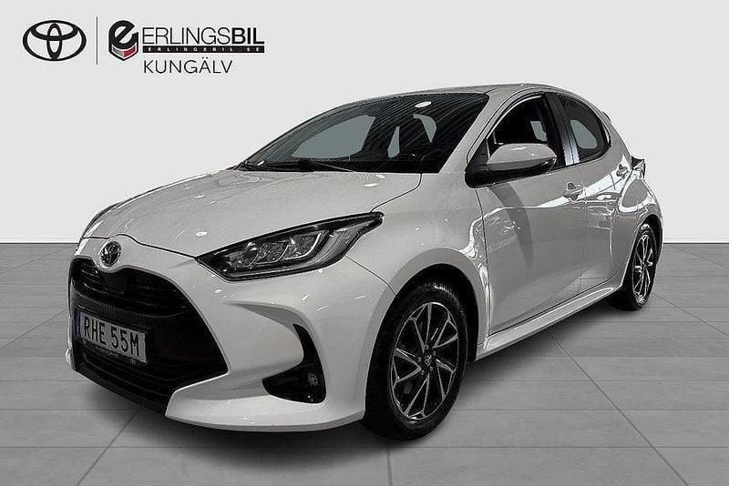 Vit Begagnad 2022 Toyota Yaris Hybrid Active Halvkombi | 219 900 kr (Marknadspris) - Bild 1/4