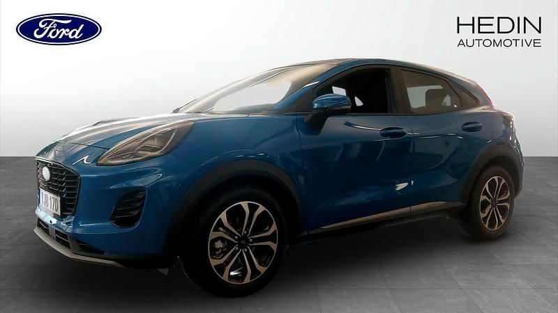 Blå (blue) Ny 2025 Ford Puma Titanium SUV | 361 700 kr - Bild 1/4