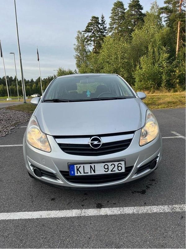 Grå Begagnad 2008 Opel Corsa Halvkombi | 23 400 kr (Marknadspris) - Bild 1/4
