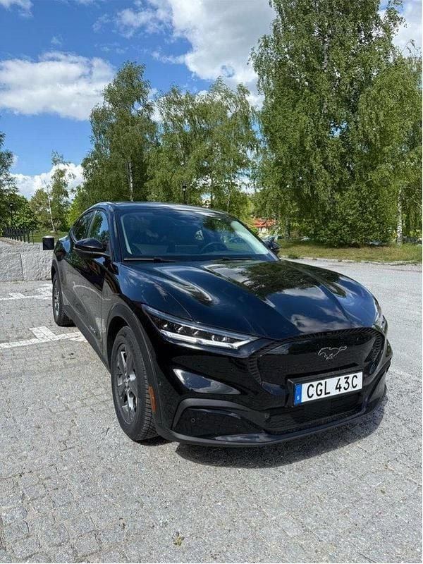 Svart Begagnad 2022 Ford Mustang Mach-E SUV | 399 900 kr (Superpris) - Bild 1/4