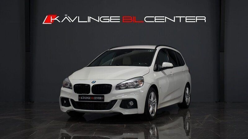 Vit Begagnad 2017 BMW 220 Gran Tourer M Sport Minibuss | 159 900 kr (Lite dyr) - Bild 1/4
