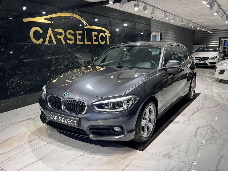 Grå Begagnad 2016 BMW 118 Sport Line Halvkombi | 149 800 kr (Marknadspris) - Bild 1/4