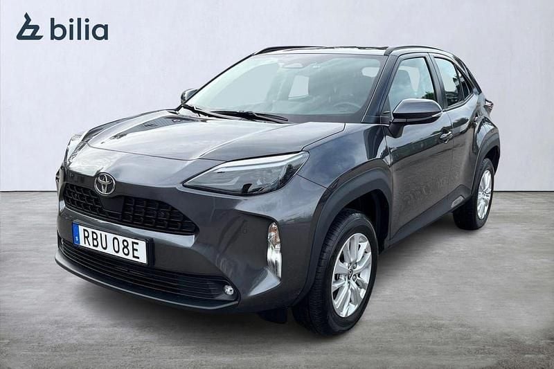 Grå Begagnad 2025 Toyota Yaris Cross Active SUV | 304 900 kr (Bra pris) - Bild 1/3