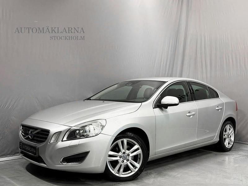 Ljusgrå Begagnad 2010 Volvo S60 Summum Sedan | 89 000 kr (Marknadspris) - Bild 1/4