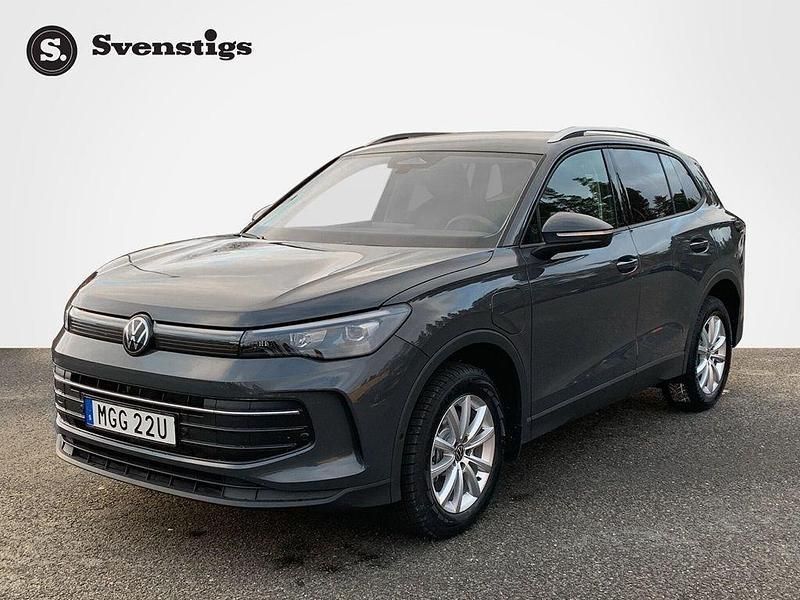 Mörkgrå Begagnad 2024 VW Tiguan Life SUV | 478 900 kr (Dyr) - Bild 1/4