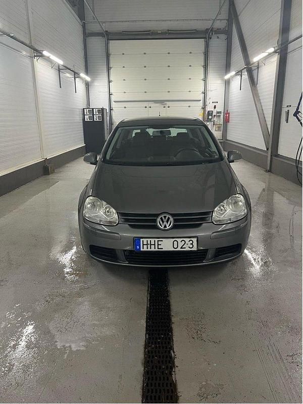 Grå Begagnad 2008 VW Golf VI Trendline Halvkombi | 39 900 kr (Marknadspris) - Bild 1/4