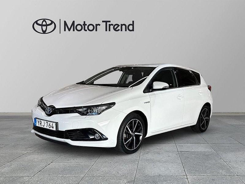 Vit Begagnad 2018 Toyota Auris Hybrid Comfort Halvkombi | 175 000 kr (Marknadspris) - Bild 1/4