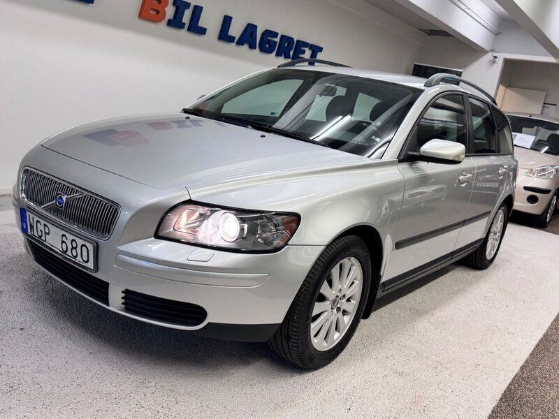 Mörkröd Begagnad 2004 Volvo V50 Kinetic Kombi | 39 900 kr (Lite dyr) - Bild 1/4