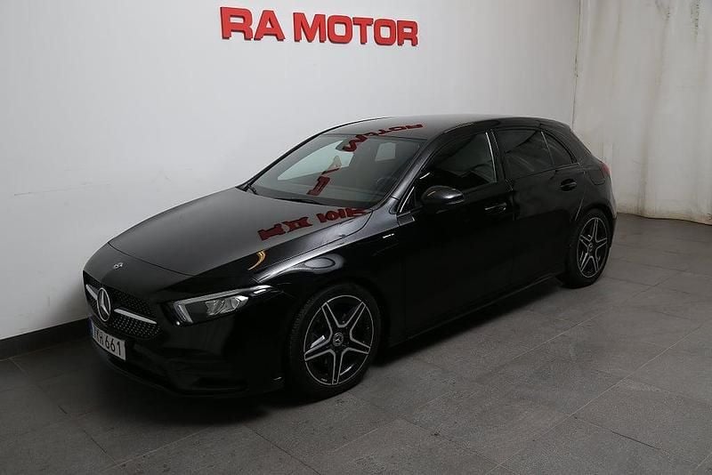 Begagnad Mercedes A180 AMG line 136 HK (100 kW) 2018 Svart Halvkombi