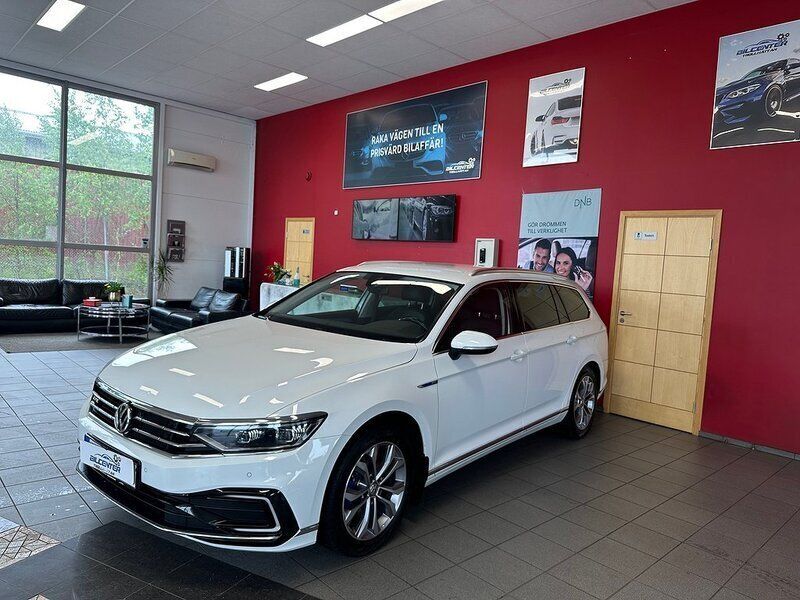 Vit Begagnad 2019 VW Passat GTE Kombi | 229 500 kr (Marknadspris) - Bild 1/4