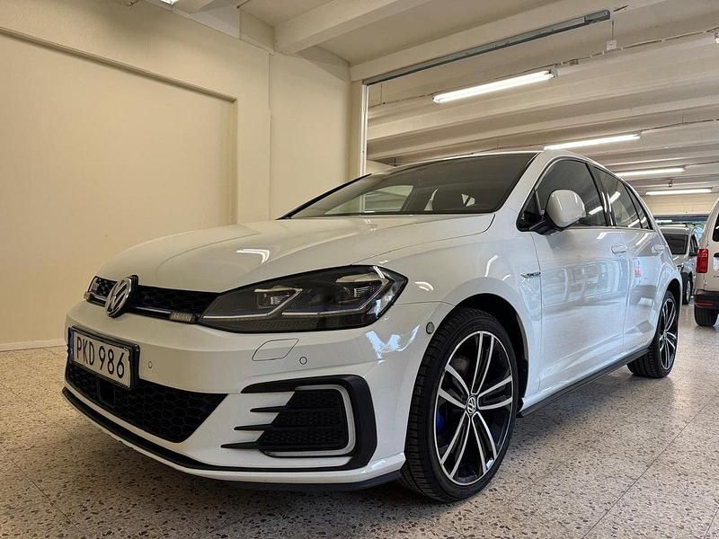 Vit Begagnad 2017 VW Golf VII GTE Halvkombi | 193 900 kr (Marknadspris) - Bild 1/4