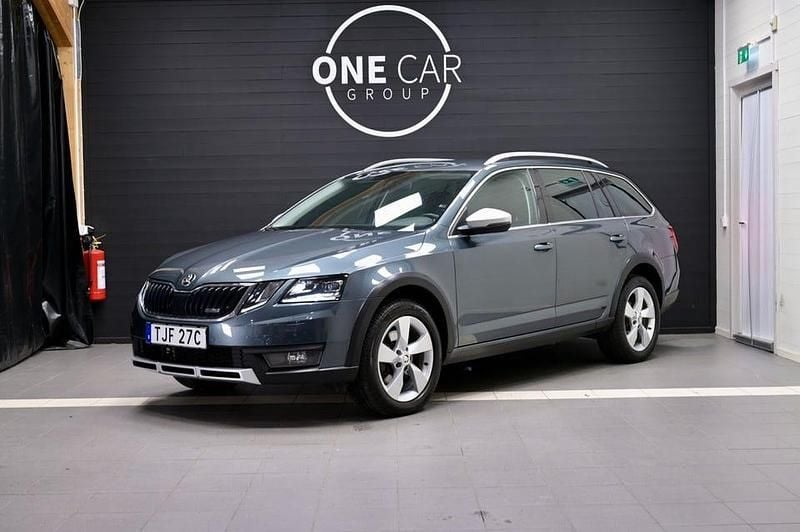 Grå Begagnad 2020 Skoda Octavia Scout SE Kombi | 299 800 kr (Marknadspris) - Bild 1/4