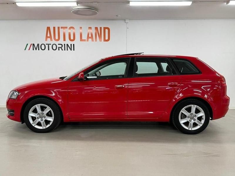 Begagnad Audi A3 Sportback Attraction 105 HK (77 kW) 2010 Röd Halvkombi