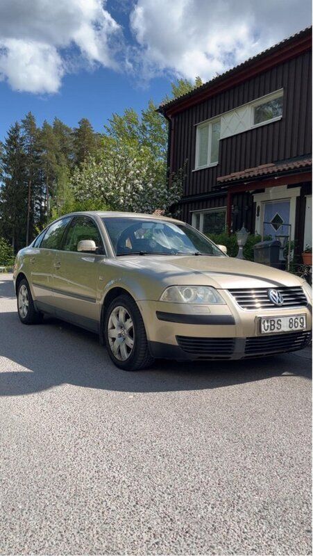 Brun Begagnad 2003 VW Passat Trendline Sedan | 17 500 kr - Bild 1/4